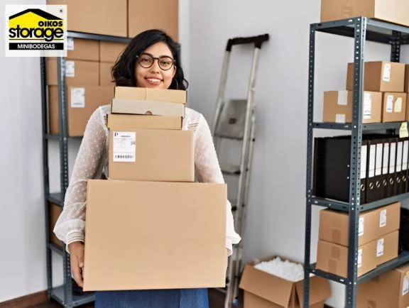Mujer organizando cajas en estantes